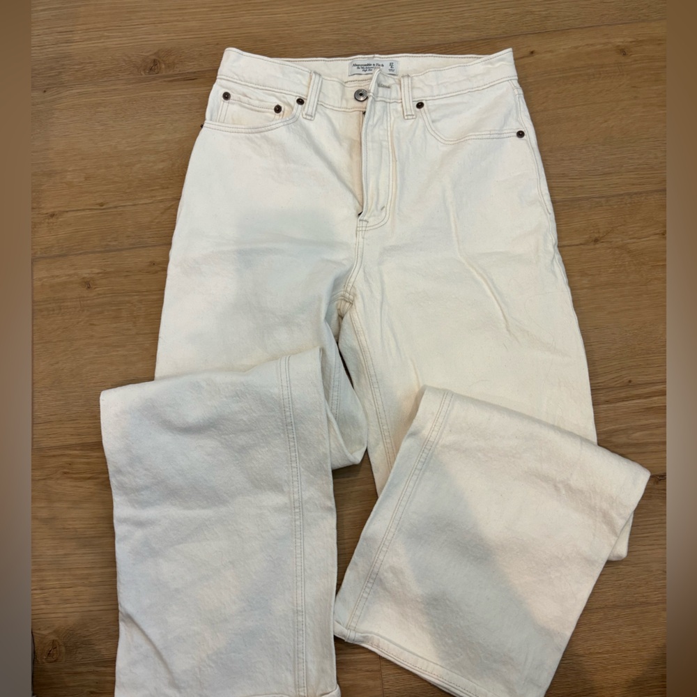 Cream ambercrombie jeans